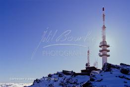 Image du Maroc Professionnelle de  Les antennes des télécommunications installées sur le sommet de la montagne près de la station de ski de l'Oukaimden située su la chaine de montagne du du haut Atlas, Samedi 22 Février 1987. (Photo / Abdeljalil Bounhar) 